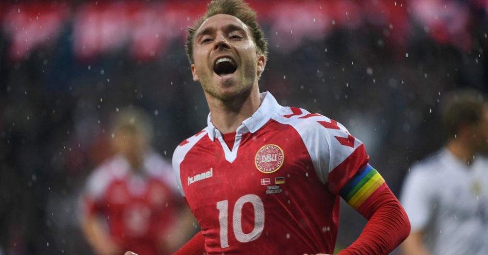 Christian Eriksen comemora gol da Dinamarca em amistoso contra a Alemanha na cidade de Brondby. Partida foi marcada por campanha dos dois times contra a homofobia.