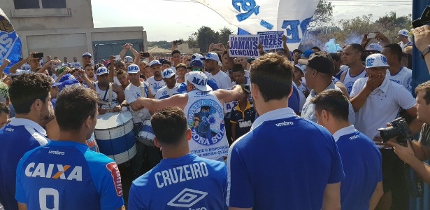 Seis jogadores do Cruzeiro foram de encontro aos torcedores na porta da Toca - Cruzeiro/Divulgação