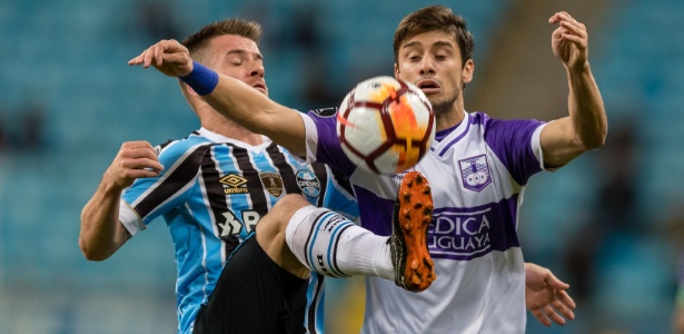 Ramiro disputa a bola com Maulella na partida entre Grêmio e Defensor, pela Libertadores - Jeferson Guareze/AGIF - Jeferson Guareze/AGIF