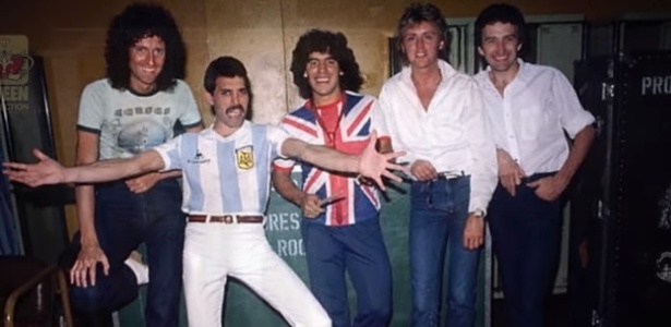 Freddie Mercury e o Queen receberam Maradona em show realizado em Buenos Aires - Reprodução/Youtube oficial de Maradona