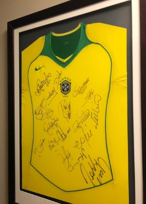 Camisa autografada da seleção brasileira é uma das expostas em hotel - Marcus Alves/Colaboração para o UOL - Marcus Alves/Colaboração para o UOL