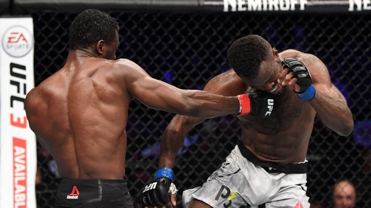 Uriah Hall acerta soco em Bevon Lewis durante o UFC 232 - Josh Hedges/Zuffa LLC/Zuffa LLC via Getty Images - Josh Hedges/Zuffa LLC/Zuffa LLC via Getty Images
