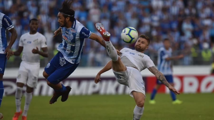 Eduardo Sasha disputa lance com Apodi em Santos x CSA - Ivan Storti/Santos FC
