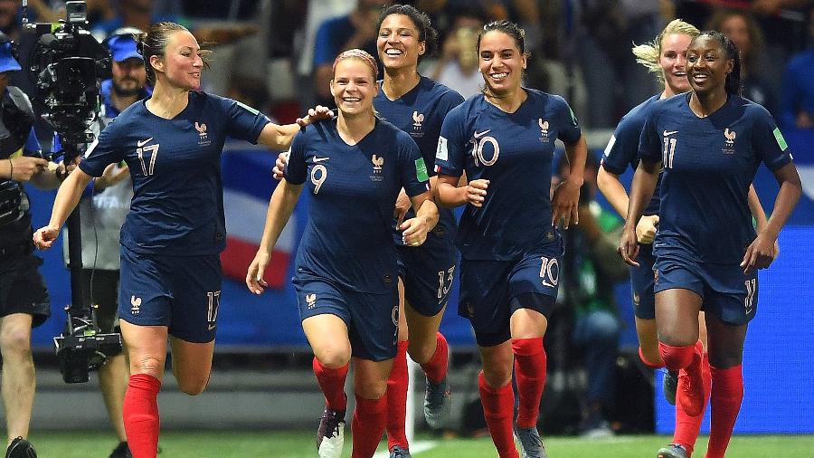Jogadoras da seleção francesa comemoram gol em jogo contra Noruega pela Copa do Mundo - Michael Regan/Getty Images