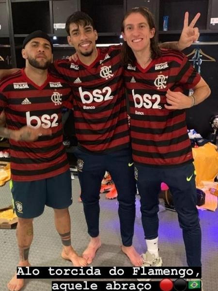 Paquetá publicou foto com Daniel Alves e Filipe Luís usando camisas do Flamengo - Reprodução