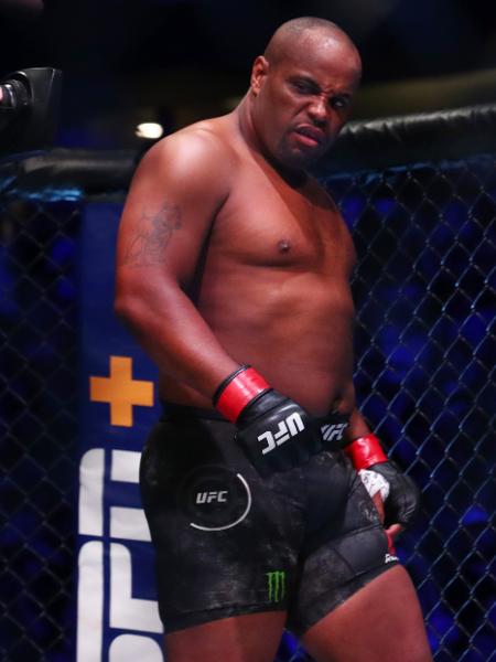 Daniel Cormier, durante combate no UFC 241 - Joe Scarnici/Getty Images