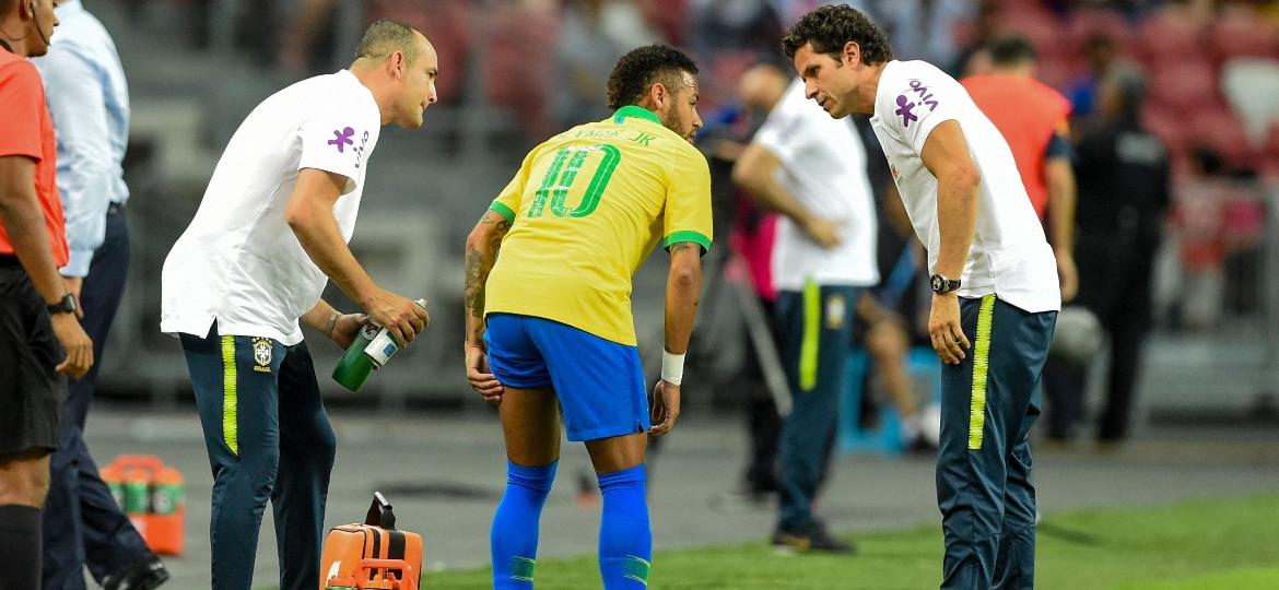 Neymar sente a coxa no amistoso Brasil x Nigéria - Roslan Rahman/AFP