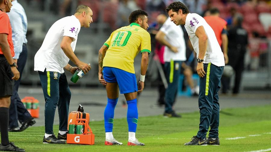 Neymar (c) sentiu lesão na coxa esquerda em amistoso contra a Nigéria, no último domingo (13), em Cingapura - Roslan Rahman/AFP