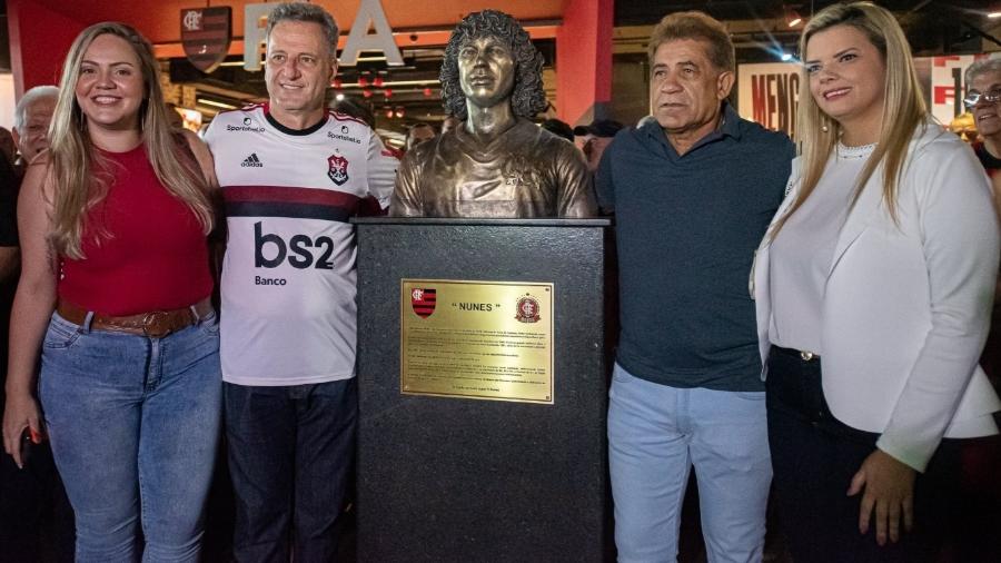 Nunes (de azul) e Landim (camisa do Fla) na inauguração do busto em homenagem ao ex-jogador do Flamengo -  Paula Reis/CRF