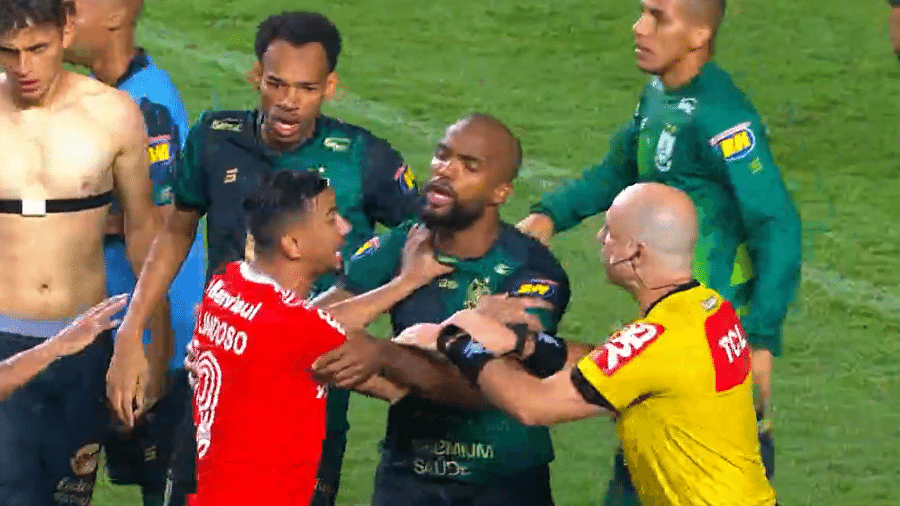 Rodrigo Lindoso durante confusão entre jogadores de América-MG e Internacional na Copa do Brasil - Reprodução/SporTV