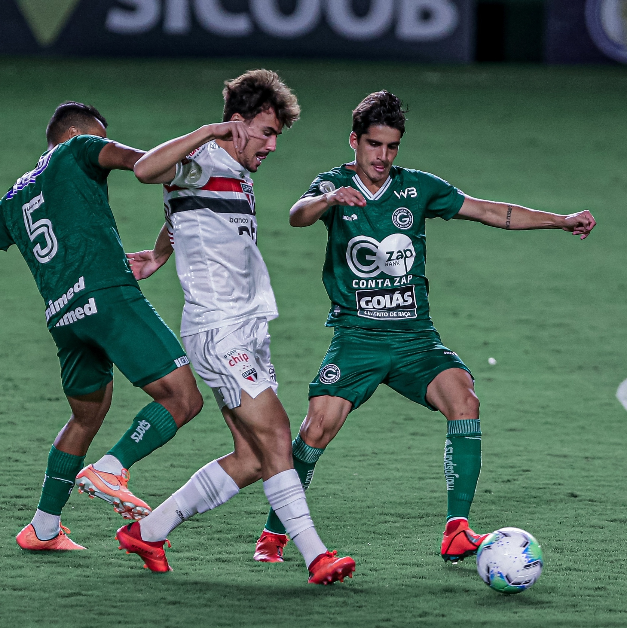 São Paulo x Goiás: onde assistir ao vivo, escalações e desfalques