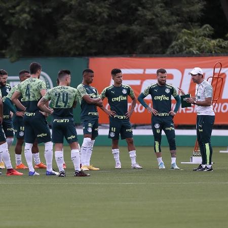 Abel Ferreira conversa com os jogadores do Palmeiras, na Academia de Futebol - Cesar Greco