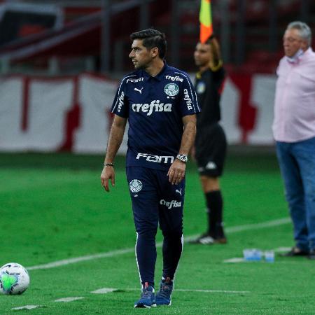 Abel Ferreira comanda o Palmeiras na partida contra o Inter, pelo Brasileirão - Fernando Alves/AGIF