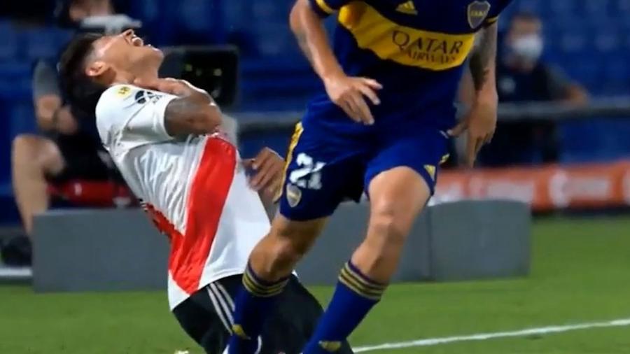 Cotovelada de Campuzano em Carrascal; jogada ganhou na Argentina o apelido de "ataque piranha" - Reprodução TV
