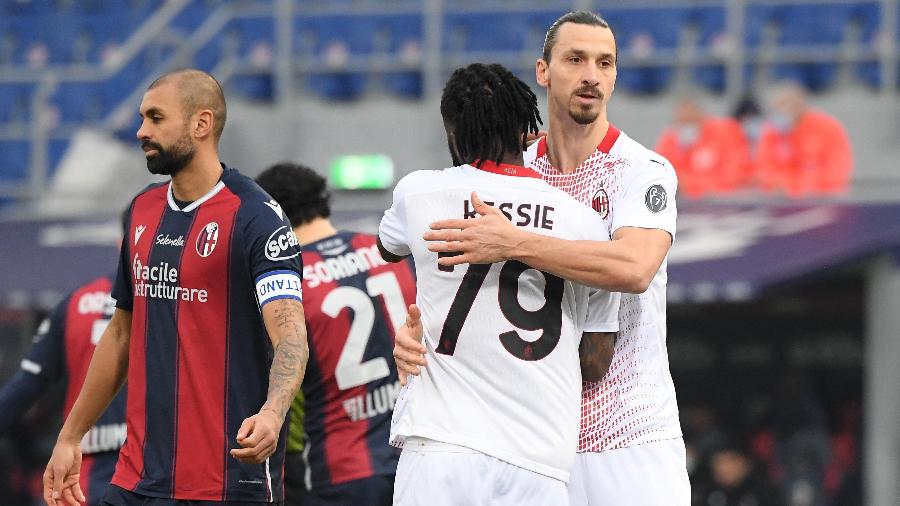Zlatan Ibrahimovic comemora com Franck Kessie gol do Milan contra Bologna - Alberto Lingria/Reuters