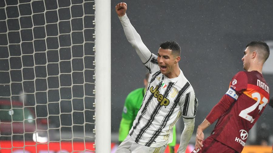 Cristiano Ronaldo comemora o gol da Juventus contra a Roma pelo Campeonato Italiano - Isabella Bonotto / AFP)