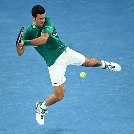 O sérvio Novak Djokovic joga contra o francês Jeremy Chardy durante o primeiro dia do Aberto da Austrália de 2021 - Quinn Rooney/Getty Images