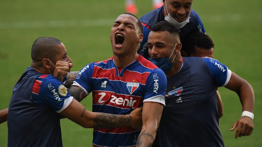 Titi comemora o primeiro gol do Fortaleza no duelo com o Inter em casa - KELY PEREIRA/AGIF - AGÊNCIA DE FOTOGRAFIA/AGIF - AGÊNCIA DE FOTOGRAFIA/ESTADÃO CONTEÚDO