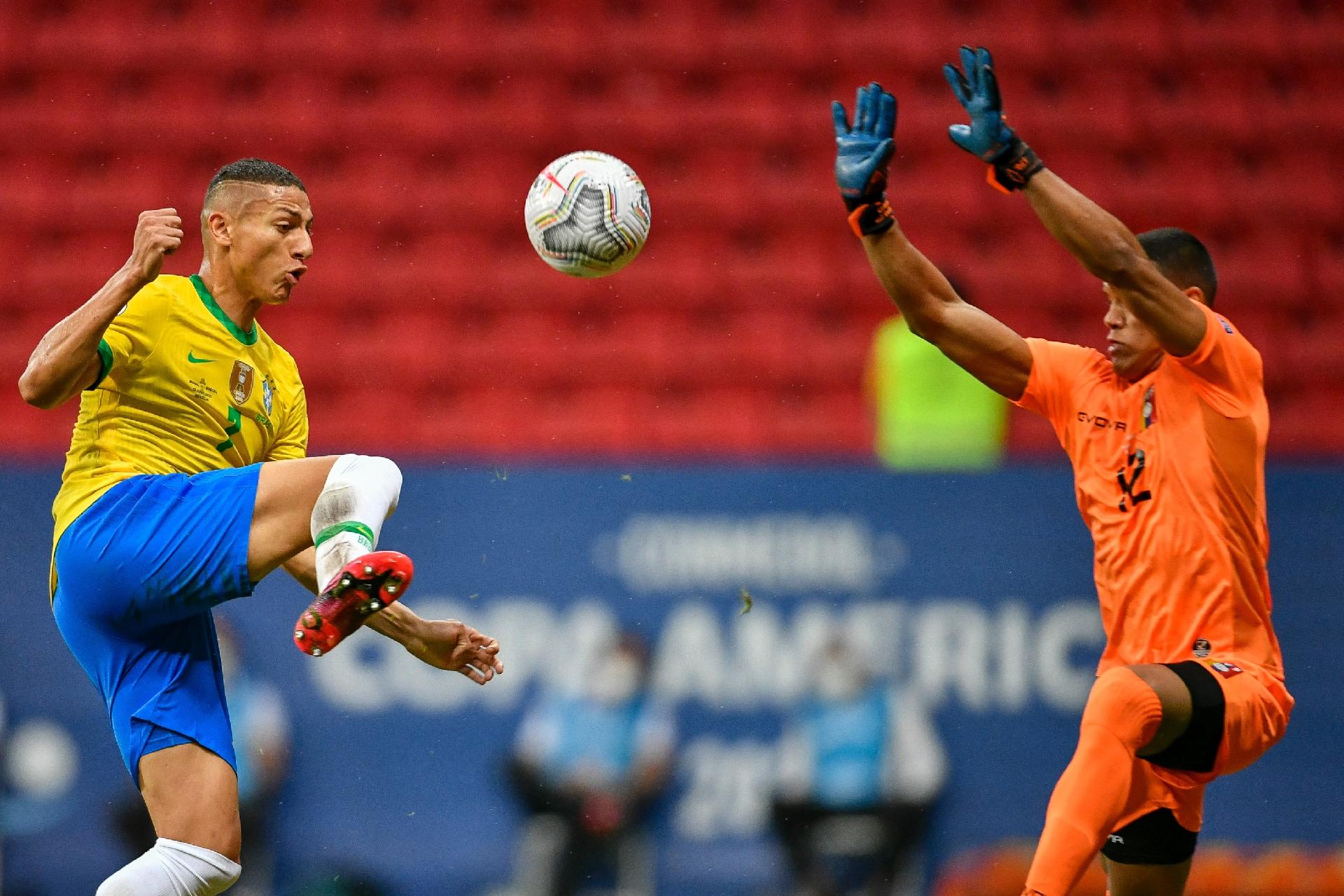 Richarlison, atacante do Brasil, disputa bola com Graterol, goleiro da Venezuela - MATEUS BONOMI/AGIF - AGÊNCIA DE FOTOGRAFIA/ESTADÃO CONTEÚDO