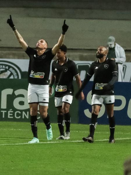 Rafael Navarro comemora gol do Botafogo contra o Coritiba pela Série B - Robson Mafra/AGIF