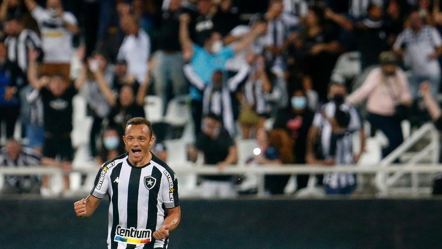 Carlinhos comemora o seu gol na vitória do Botafogo por 2 a 0 sobre o CRB no estádio Nilton Santos - Vitor Silva / Botafogo