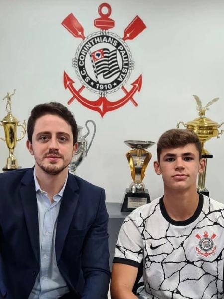 Gabriel Moscardo assinou seu primeiro contrato profissional com o Corinthians  - Divulgação