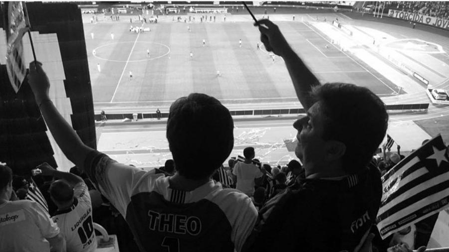 Theo e seu pai, Arthur, no Estádio Nilton Santos, casa do Botafogo - Acervo pessoal