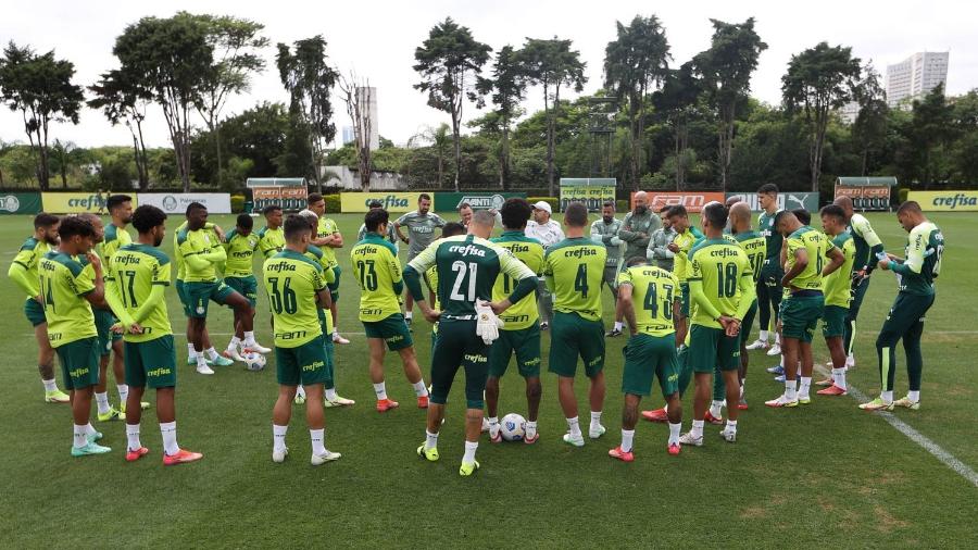 O técnico Abel Ferreira conversa com o elenco do Palmeiras durante treinamento - Cesar Greco/Palmeiras