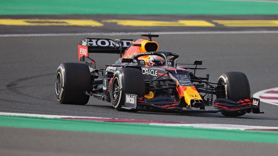 Max Verstappen, da Red Bull, perdeu cinco posições no grid de largada - KARIM JAAFAR / AFP