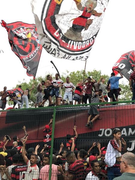 No AeroFla, torcedores do Flamengo subiram no ônibus da delegação, que errou caminho - Bruno Braz / UOL Esporte