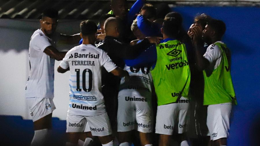 Jogadores do Grêmio-comemoram gol de Villasanti na vitória sobre o Aimoré - Maxi Franzoi/AGIF