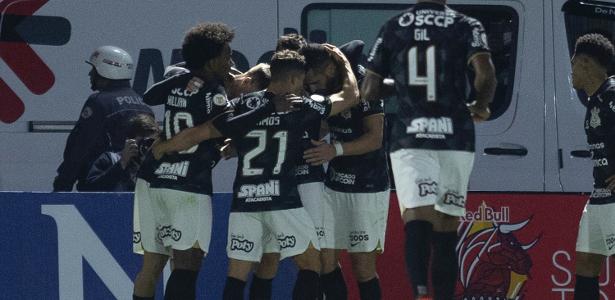 Jogadores do Corinthians comemoram gol contra o Bragantino pelo Brasileirão 