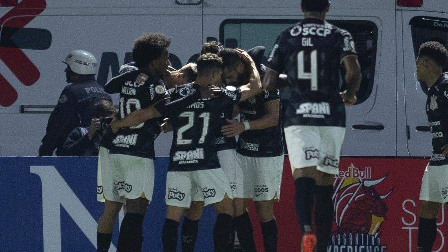 Corinthianos comemoram gol de Renato Augusto contra o Bragantino; Timão é líder isolado - Diogo Reis/AGIF