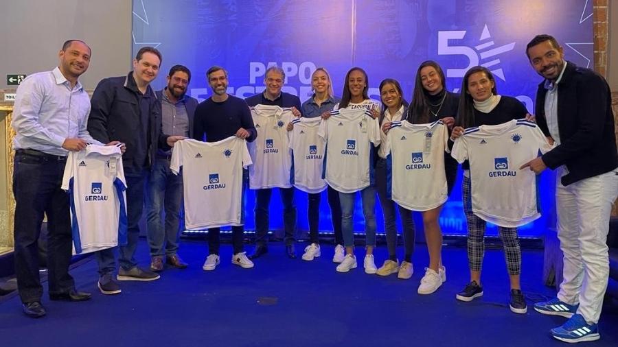 Equipe feminina do Cruzeiro no evento de patrocínio da Gerdau  - Divulgação/Cruzeiro 