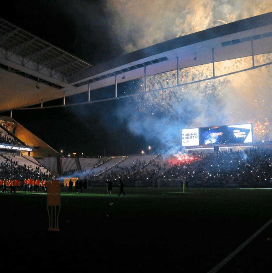 Futebol é Arte, Ousadia Faz Parte - O Corinthians prepara uma queima de  fogos, show de luzes, fumaça no Setor Norte, um gavião inflável e muita  festa para a entrada dos jogadores