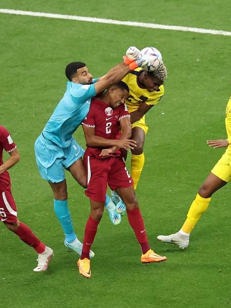 Jogadores de Qatar e Equador disputam lance em partida da Copa do Mundo - Hector Vivas - FIFA/FIFA via Getty Images