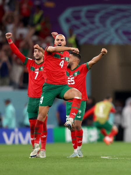 Jogadores do Marrocos celebram vitória nos pênaltis contra a Espanha - Julian Finney/Getty Images