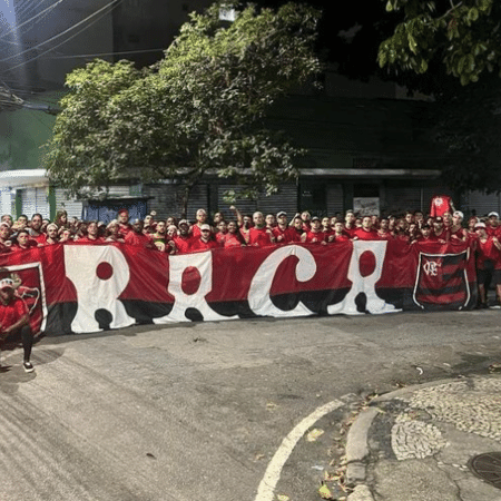 O presidente da torcida organizada Raça Rubro-Negra anunciou que não vai mais cantar a música sobre Zico que insulta Pelé e Maradona - Reprodução/UOL