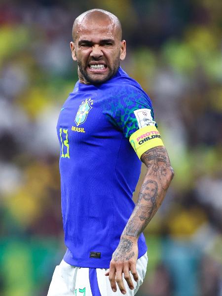 Daniel Alves em jogo da seleção brasileira contra Camarões pela Copa do Mundo 2022 - Foto Olimpik/NurPhoto via Getty Images
