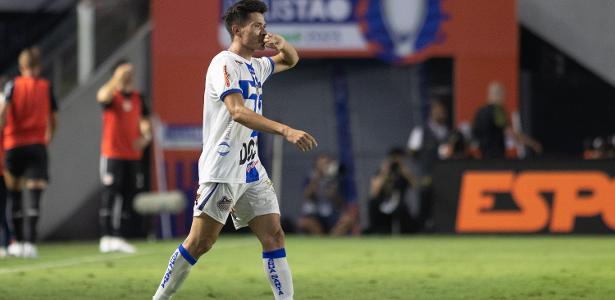 Lucas Tocantins, do Água Santa, comemora gol marcado contra o Bragantino, pela semifinal do Paulistão