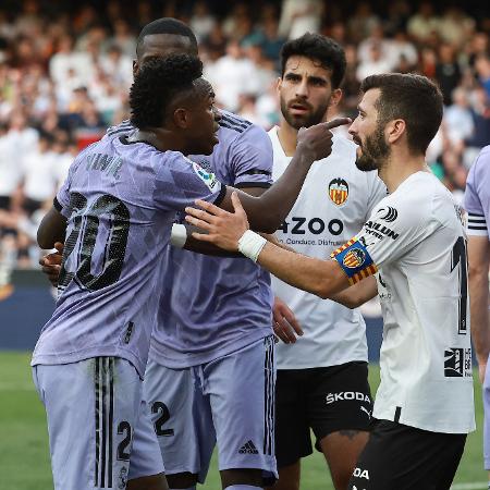 Vini Jr do Real Madrid, reage após gritos de macaco da torcida do Valencia em jogo no estádio Mestalla - JOSE JORDAN/AFP
