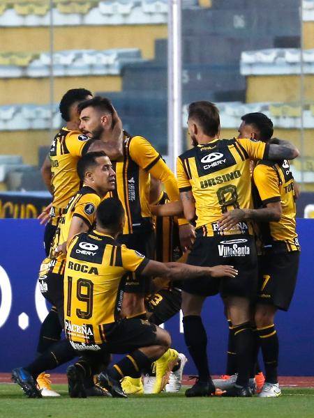 Jogadores do The Strongest comemoram gol de Triverio sobre o Fluminense, pela Libertadores - Gaston Brito/Getty