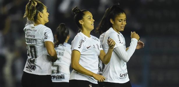 Brasileirão Feminino: Corinthians goleia Flamengo e segue líder