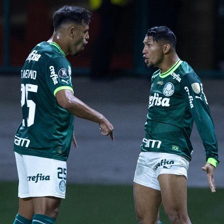 Gabriel Menino e Rony celebram gol do Palmeiras sobre o Bolívar em confronto da Libertadores