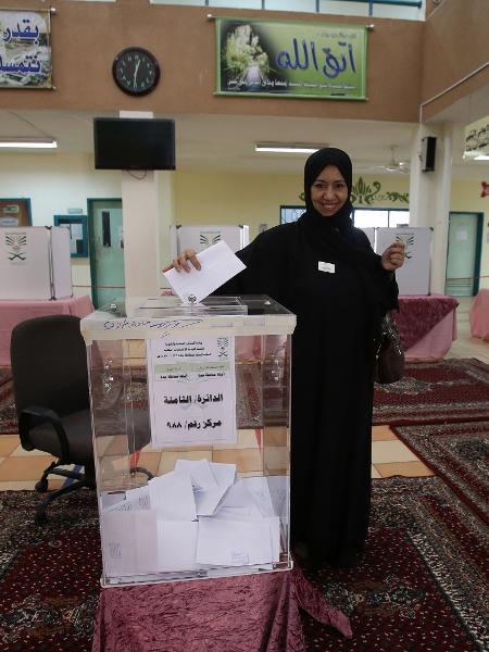 Mulher vota em eleição na Arábia Saudita