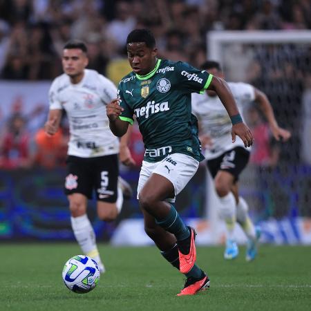 Endrick em ação pelo Palmeiras durante partida contra o Corinthians pelo Brasileirão