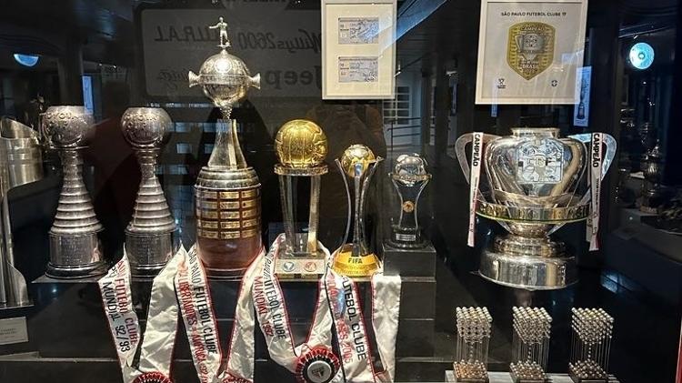 Vitrine com títulos do São Paulo no Memorial do Morumbi