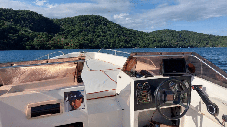 Estofados brancos e foto de Senna são destaque no barco que foi do brasileiro 