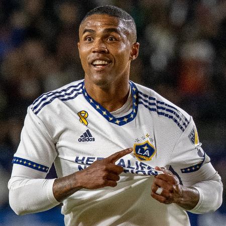 Douglas Costa estava livre no mercado da bola e acertou com time de Fernando Diniz