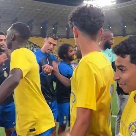 Cristiano Ronaldo repreende filho antes de jogo do Al-Nassr